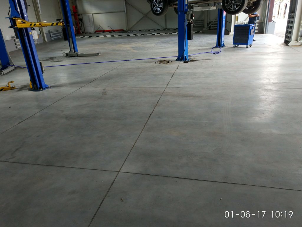 бетонный пол, упрочнённый по технологии ТОППИНГ в автосервисе