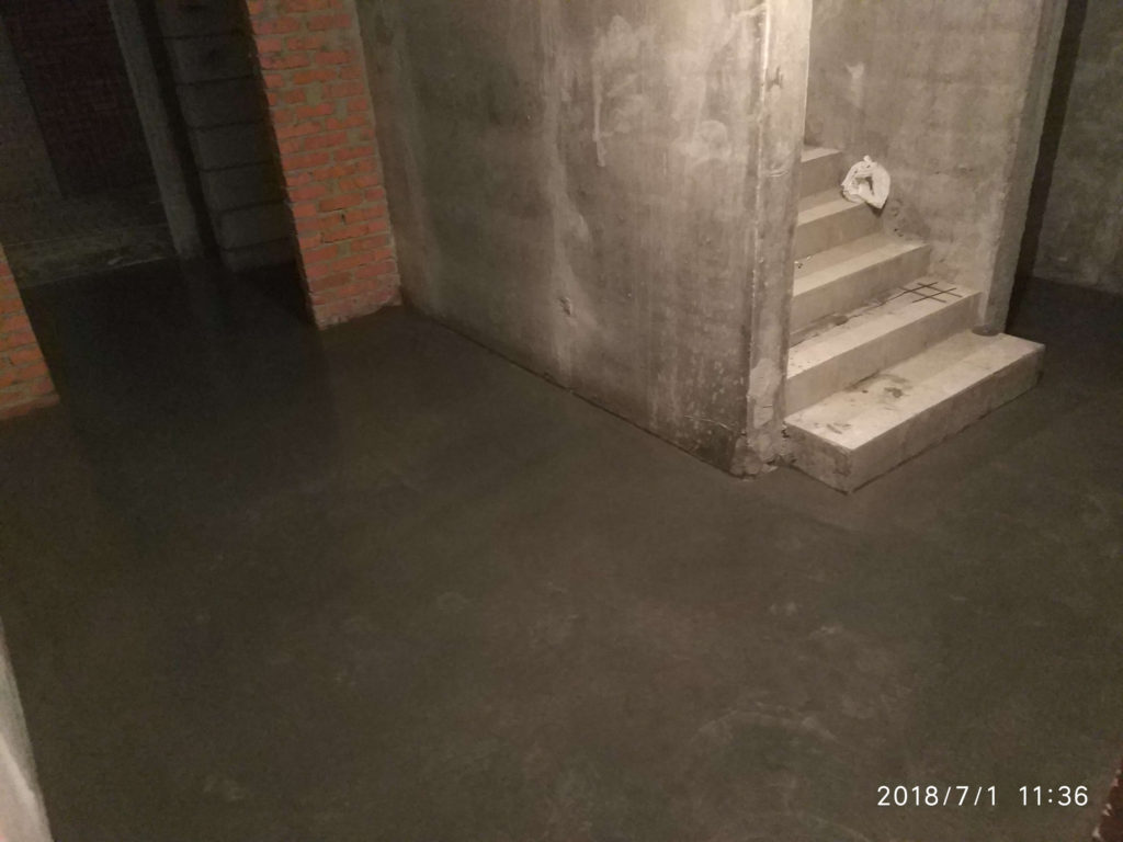 бетонный пол, упрочнённый по технологии ТОППИНГ на подземном паркинге МОП
