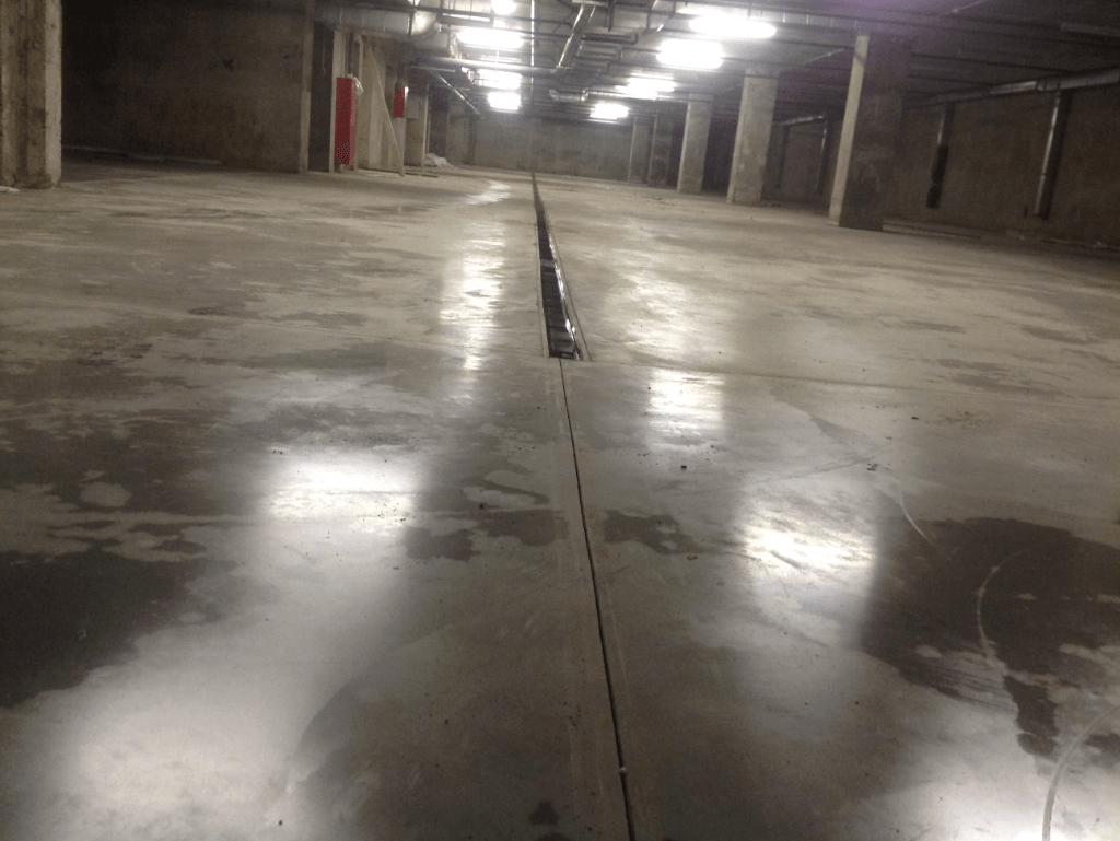 водоотводный лоток в бетонном полу